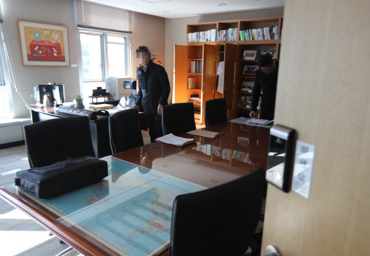 기획재정부 압수수색 하는 검찰      (세종=연합뉴스) 안정원 기자 =  검찰 특별수사본부 관계자들이 24일 오전 SK·롯데그룹 면세점 사업 관련 의혹과 관련해 정부세종청사 기획재정부 1차관실을 압수수색 하고 있다.      2016.11.24      jeong@yna.co.kr  (끝)